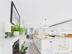 Kitchen/Breakfast Room- click for photo gallery